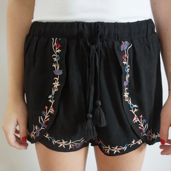 Embroidered loose shorts - Picture 1 of 2